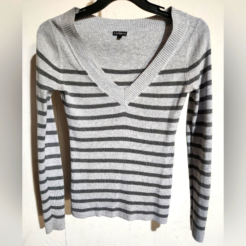 Express Women's V-Neck Long Sleeve Sweater Grey